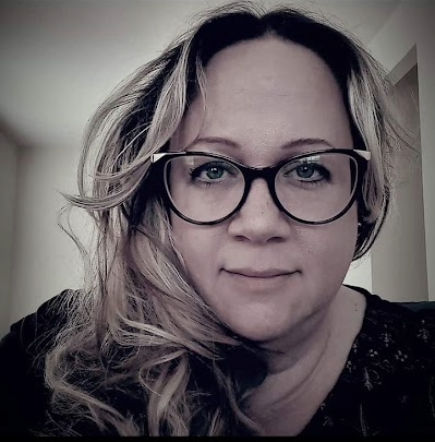 Portrait of author Barbie Simmons wearing glasses